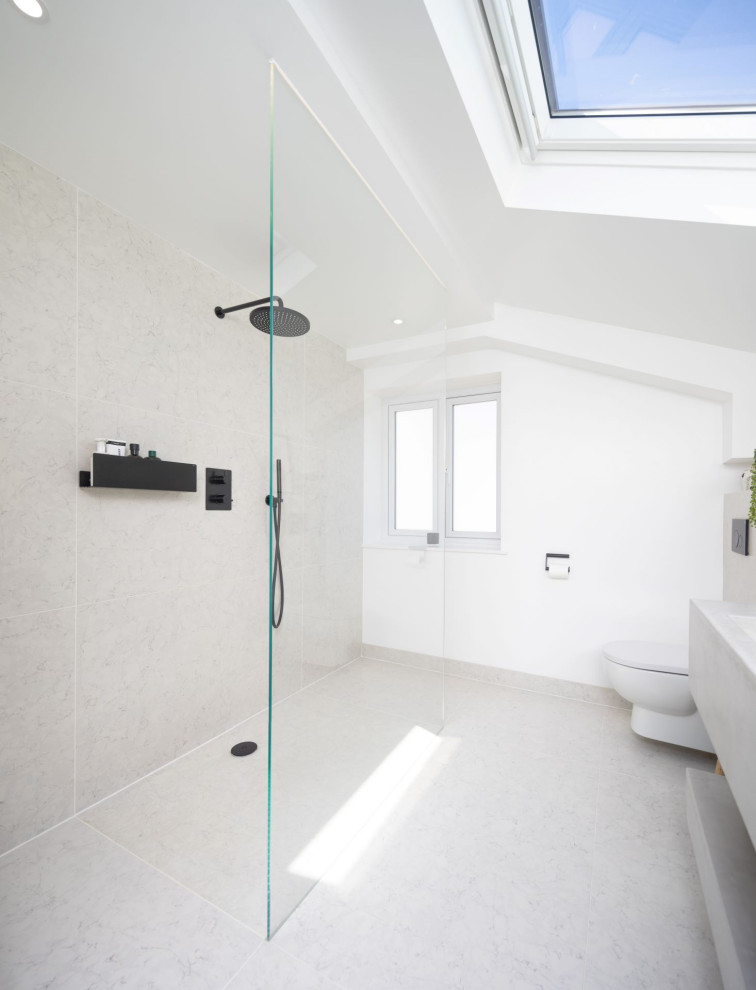 Esempio di una grande stanza da bagno minimalista con doccia aperta, piastrelle grigie, piastrelle di marmo, pavimento in marmo, pavimento grigio e doccia aperta