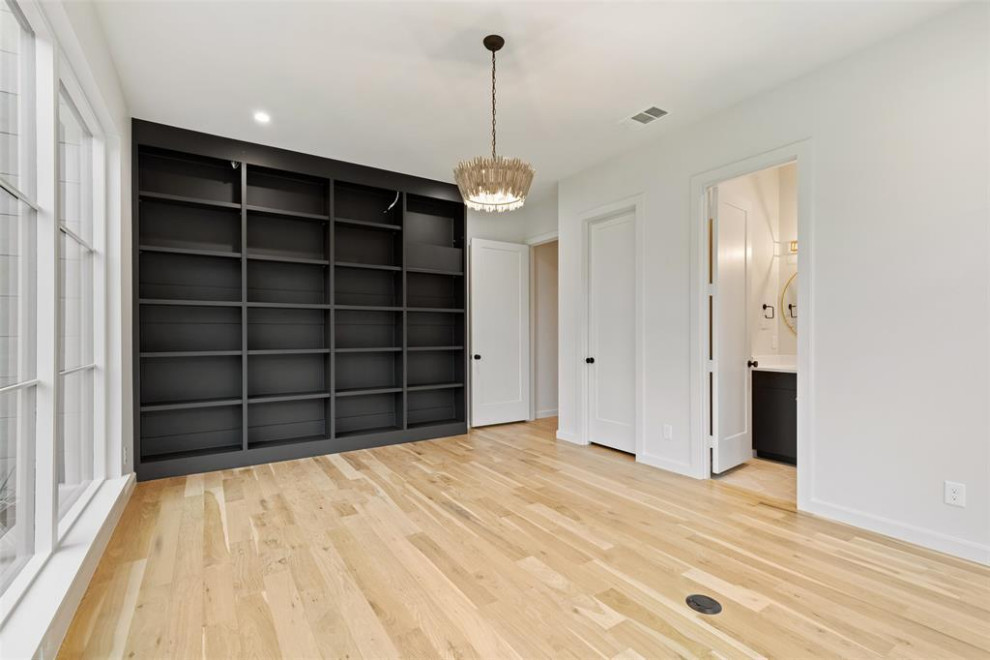 Esempio di un grande ufficio minimalista con pareti bianche, pavimento in legno massello medio, nessun camino, scrivania autoportante e pavimento beige