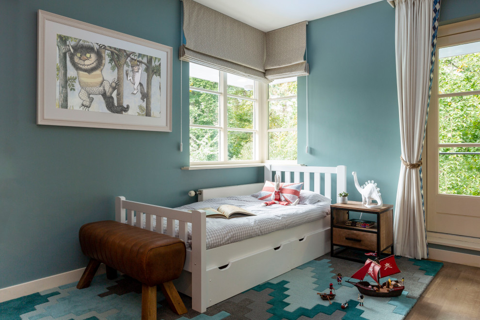Inredning av ett klassiskt mellanstort pojkrum kombinerat med sovrum och för 4-10-åringar, med blå väggar, ljust trägolv och brunt golv