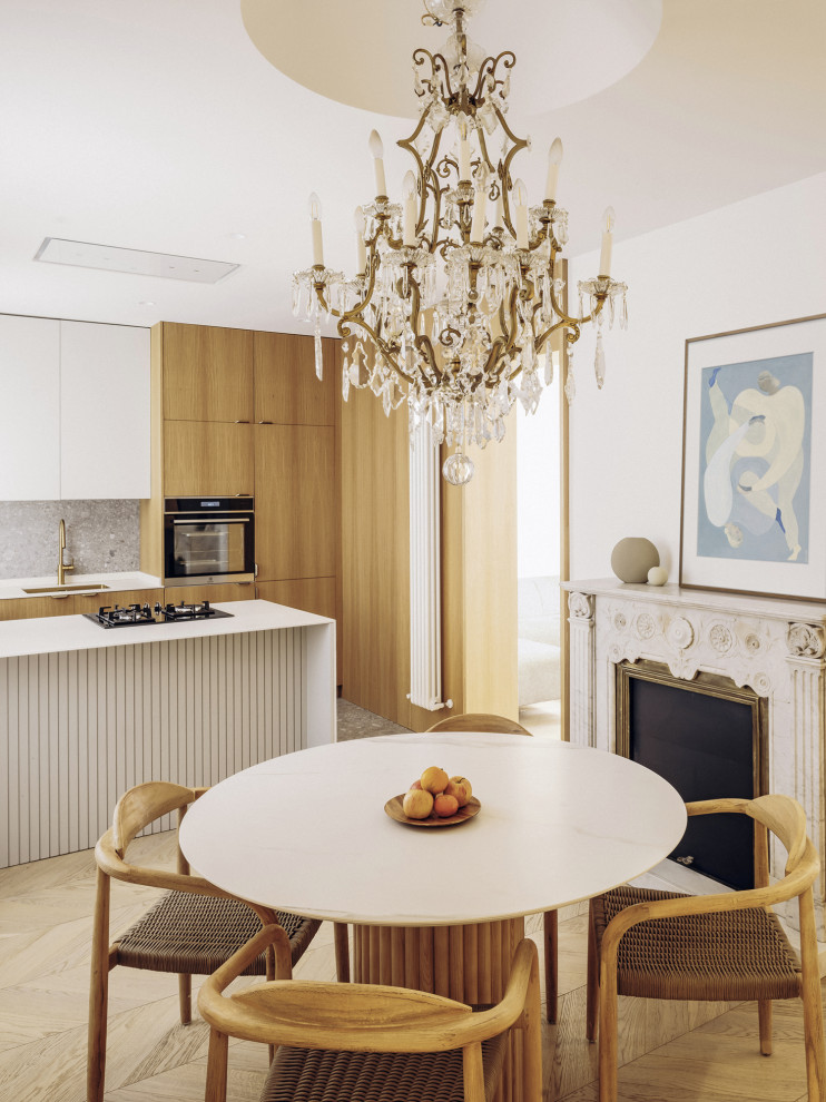 Diseño de comedor de cocina nórdico grande con paredes grises, suelo de madera clara, todas las chimeneas, marco de chimenea de piedra, suelo beige y madera