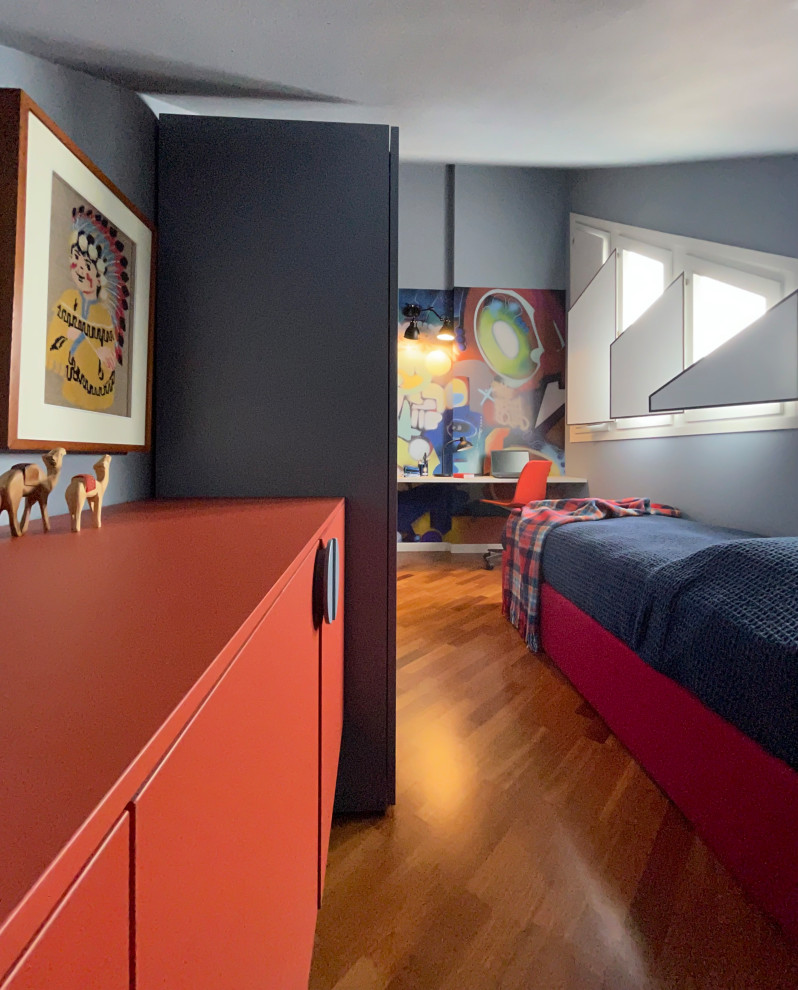 Inspiration för ett litet funkis sovrum, med blå väggar, målat trägolv och brunt golv