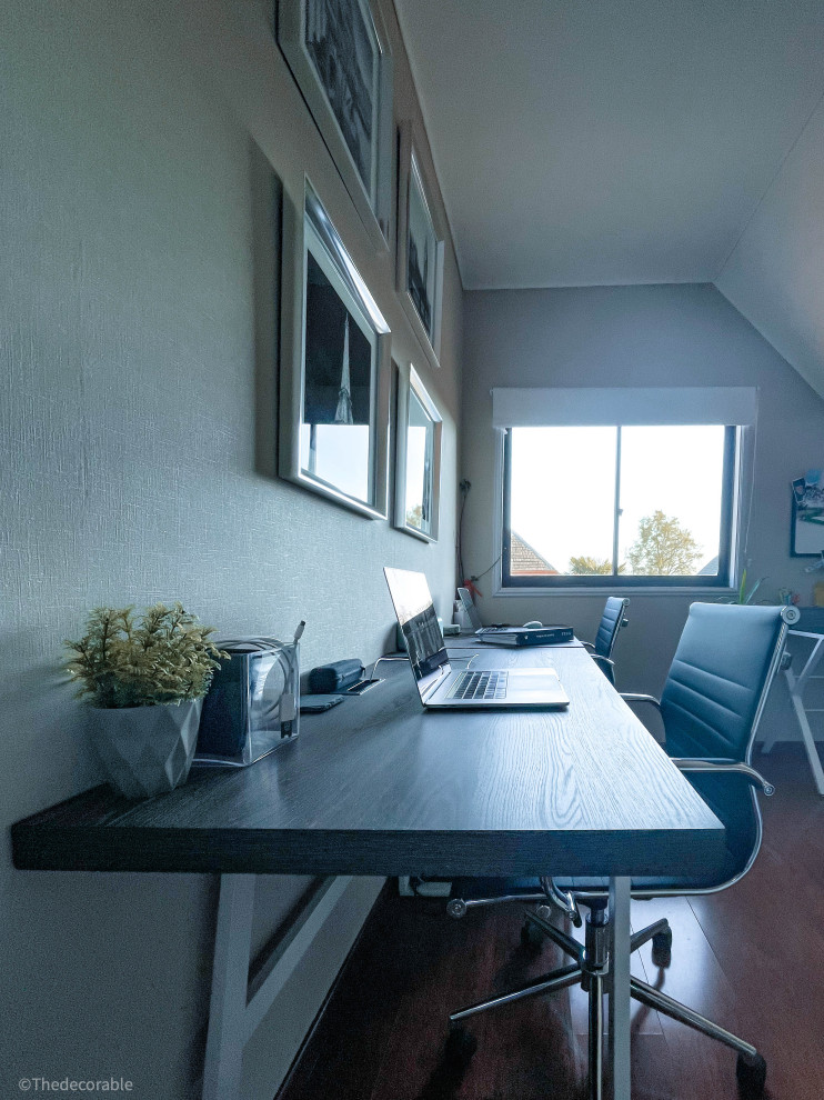 Mittelgroßes Modernes Arbeitszimmer ohne Kamin mit Studio, beiger Wandfarbe, dunklem Holzboden, freistehendem Schreibtisch, braunem Boden und Tapetenwänden in Sonstige