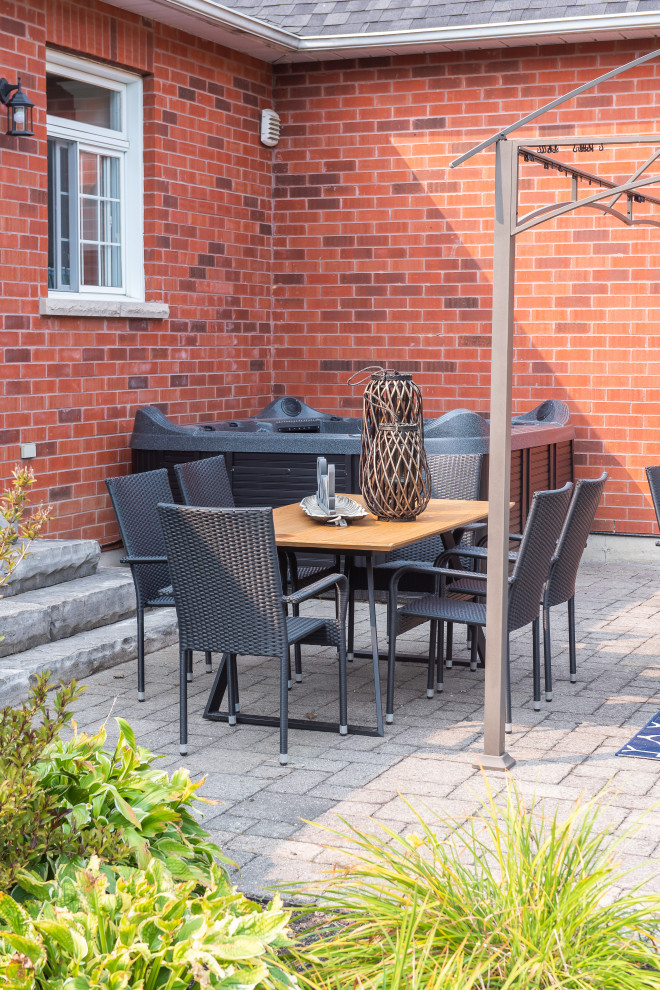 Transitional home design photo in Toronto