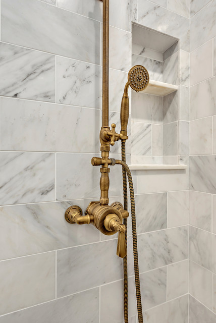 Before and After: Brass Warms a White-and-Gray Bathroom