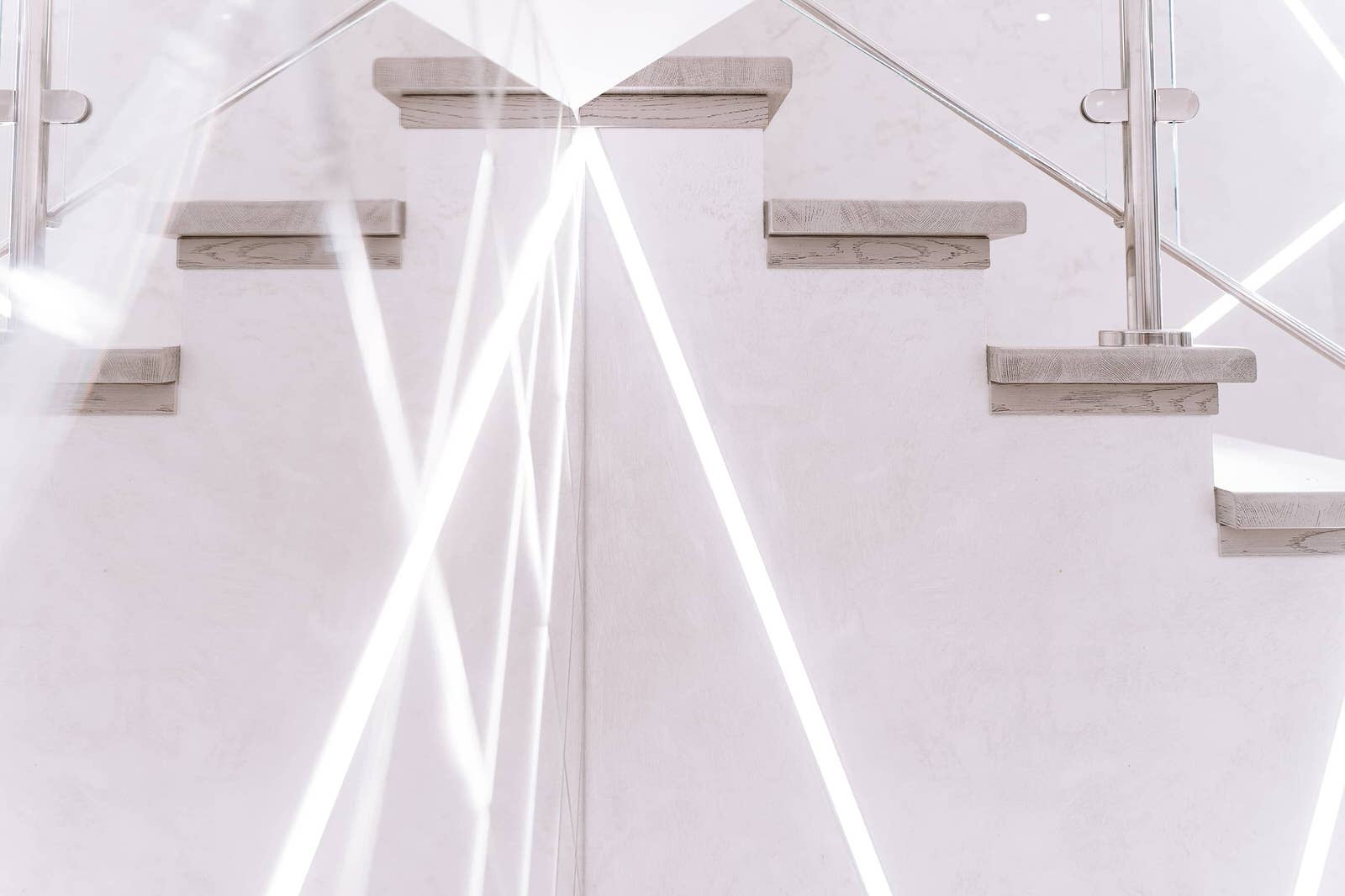 Проект 9 - Лестница в стиле Hi-Tech с подсветкой ступеней