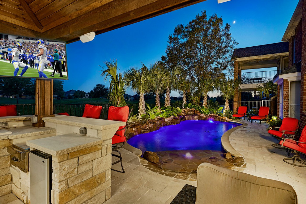 Bild på en mellanstor tropisk anpassad pool på baksidan av huset, med naturstensplattor