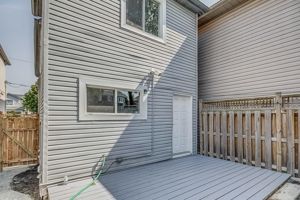 Inspiration for a transitional deck remodel in Toronto
