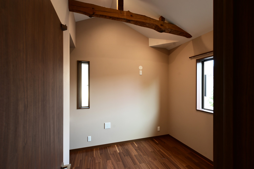 Small modern kids' bedroom in Other with beige walls, dark hardwood floors, brown floor, wallpaper and wallpaper.