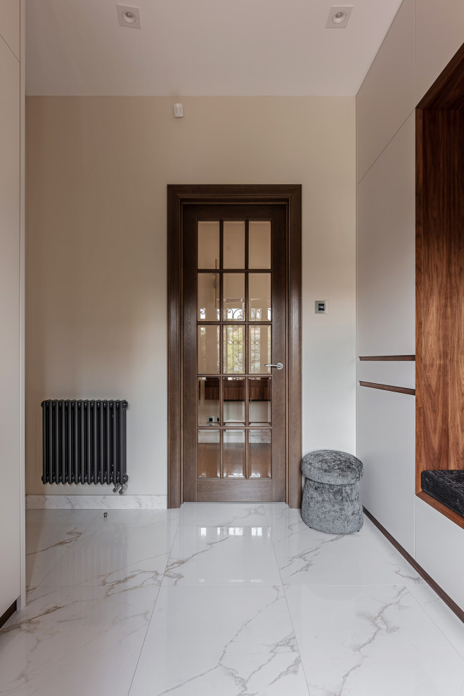 Источник вдохновения для домашнего уюта: большая входная дверь: освещение в современном стиле с бежевыми стенами, полом из керамогранита, двустворчатой входной дверью, коричневой входной дверью и белым полом