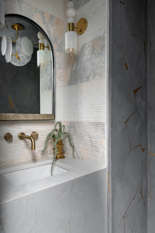 Esempio di un piccolo bagno di servizio design con WC sospeso, piastrelle beige, piastrelle di marmo, pareti grigie, pavimento in marmo, lavabo sottopiano, top in quarzite, top beige e mobile bagno sospeso