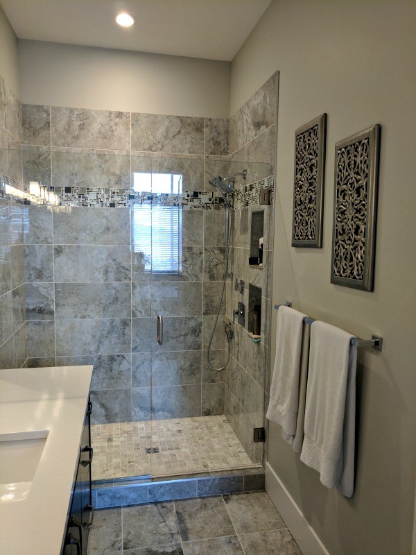 Bathroom - transitional bathroom idea in Vancouver