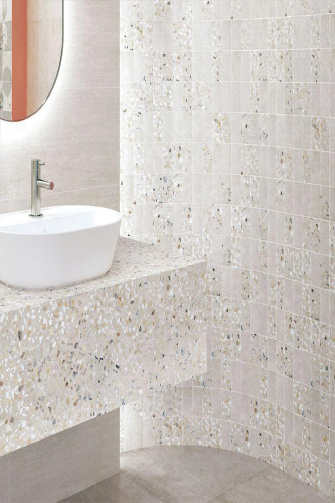 Exempel på ett mellanstort modernt vit vitt badrum med dusch, med öppna hyllor, vita skåp, beige kakel, porslinskakel, beige väggar, marmorgolv, ett konsol handfat och bänkskiva i terrazo