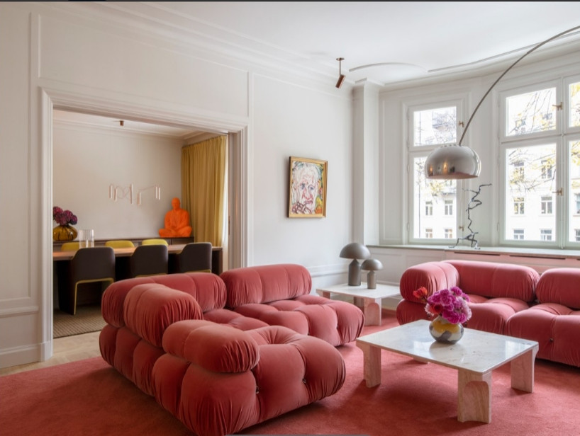Foto de salón para visitas cerrado contemporáneo con paredes beige, moqueta, televisor retractable, suelo rosa, papel pintado y papel pintado