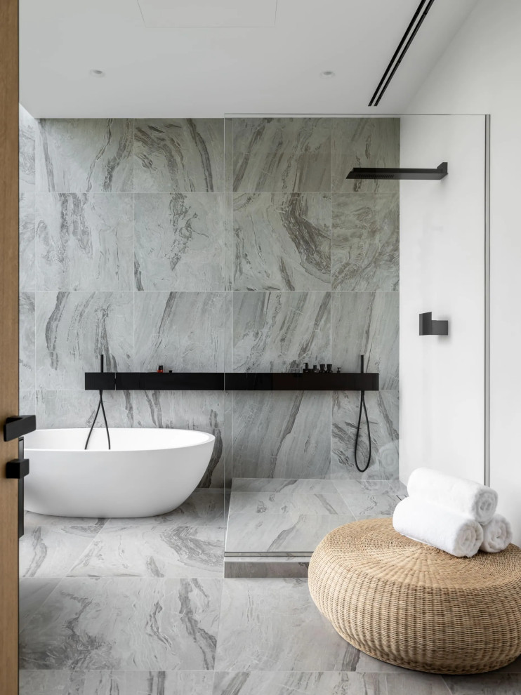 Foto på ett mellanstort funkis en-suite badrum, med öppna hyllor, grå skåp, ett japanskt badkar, en hörndusch, grå kakel, marmorkakel, grå väggar, marmorgolv, marmorbänkskiva, grått golv och med dusch som är öppen