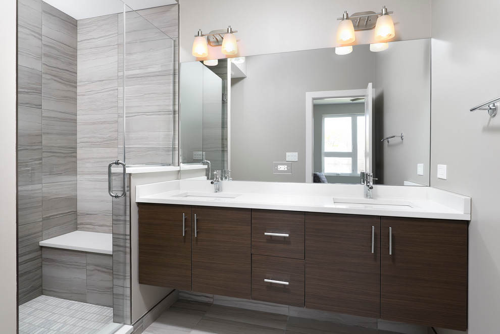 Design ideas for a mid-sized modern bathroom in Chicago.
