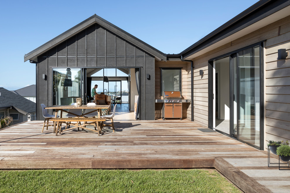 Design ideas for a modern backyard deck in Auckland with no cover.
