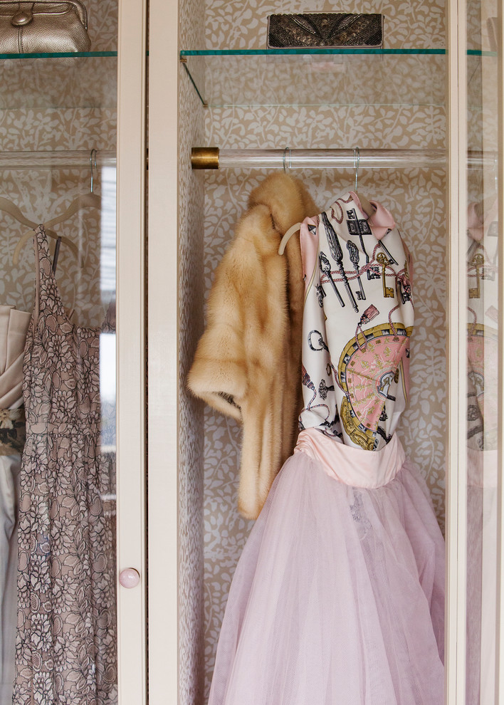 Стильный дизайн: парадная гардеробная в стиле неоклассика (современная классика) с стеклянными фасадами, бежевыми фасадами и ковровым покрытием для женщин - последний тренд