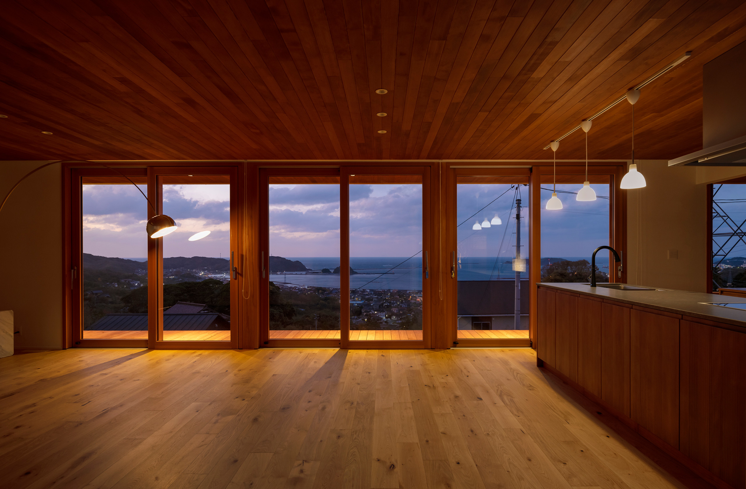 R+house｜Sitting on the mountain and looking at the sea.