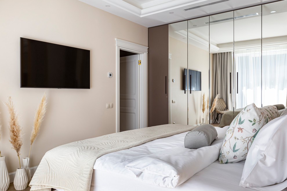 Mittelgroßes Modernes Hauptschlafzimmer mit weißer Wandfarbe, Laminat, braunem Boden, eingelassener Decke und Wandpaneelen in Sankt Petersburg