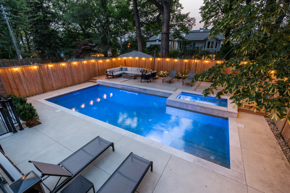 Mittelgroßer Klassischer Pool hinter dem Haus in rechteckiger Form mit Pool-Gartenbau und Betonplatten in Toronto
