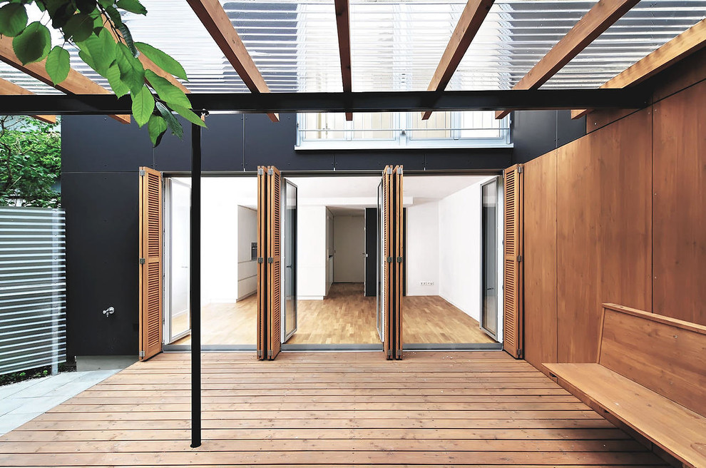Große Moderne Pergola Terrasse hinter dem Haus in München