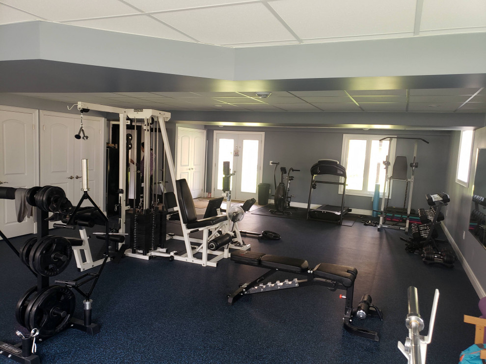 This is an example of a contemporary home gym in Toronto.