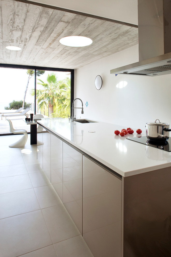 Photo of a mid-sized contemporary single-wall eat-in kitchen in Marseille with an undermount sink, flat-panel cabinets, grey cabinets and with island.