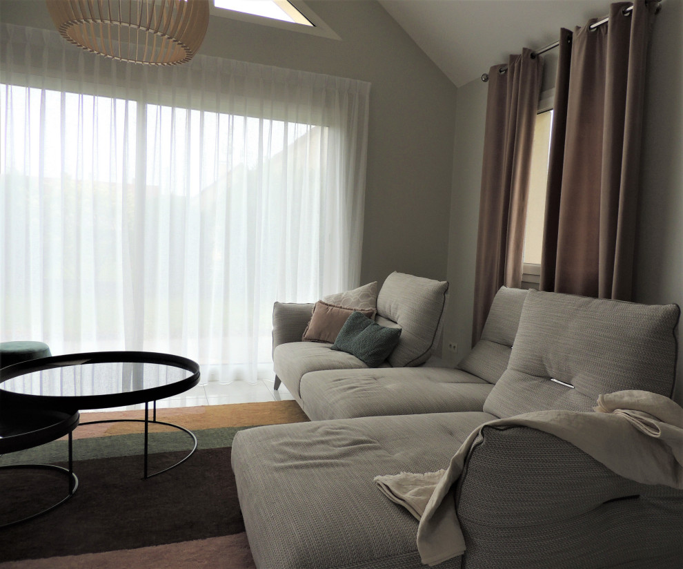 Идея дизайна: большая открытая гостиная комната в современном стиле с бежевыми стенами, мраморным полом, телевизором на стене, белым полом и обоями на стенах без камина