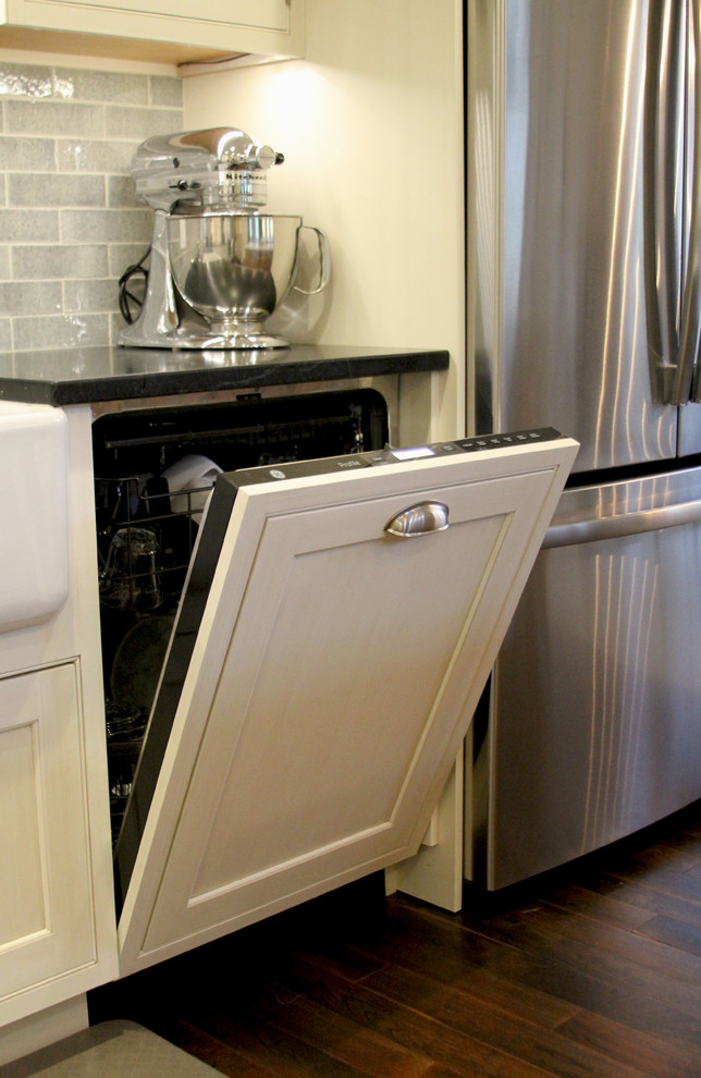 Example of a large transitional home design design in Boston