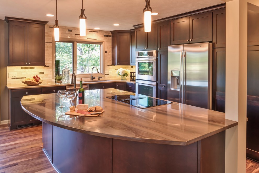 Example of a transitional l-shaped eat-in kitchen design