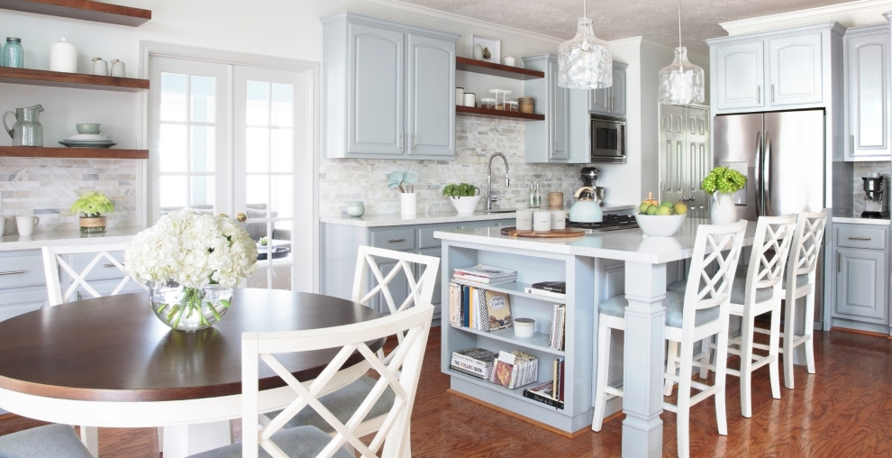 Bild på ett stort vintage vit vitt kök, med en nedsänkt diskho, luckor med upphöjd panel, blå skåp, bänkskiva i kvarts, flerfärgad stänkskydd, stänkskydd i marmor, rostfria vitvaror, mellanmörkt trägolv, en köksö och orange golv