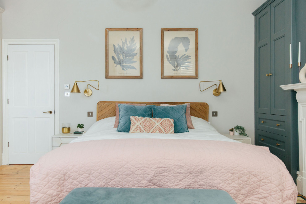 Стильный дизайн: хозяйская спальня среднего размера в классическом стиле с белыми стенами, паркетным полом среднего тона, стандартным камином и коричневым полом - последний тренд