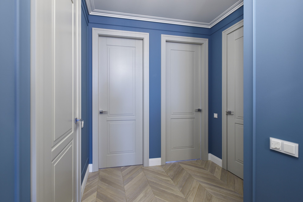 Design ideas for a mid-sized transitional hallway in Moscow.