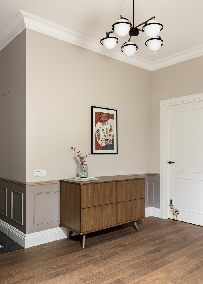 Cette image montre un couloir traditionnel de taille moyenne avec un sol en bois brun, un sol marron et un plafond à caissons.