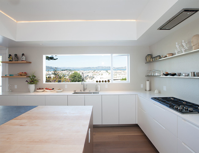 Example of a minimalist kitchen design in San Francisco