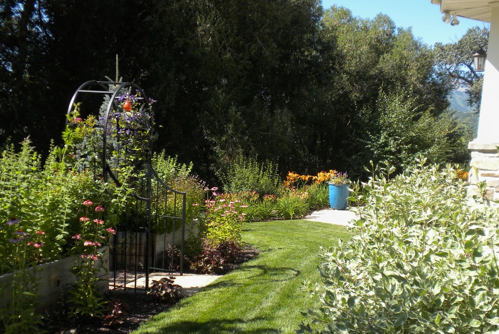 Photo of a mid-sized traditional side yard full sun formal garden in Salt Lake City with a vegetable garden and gravel.