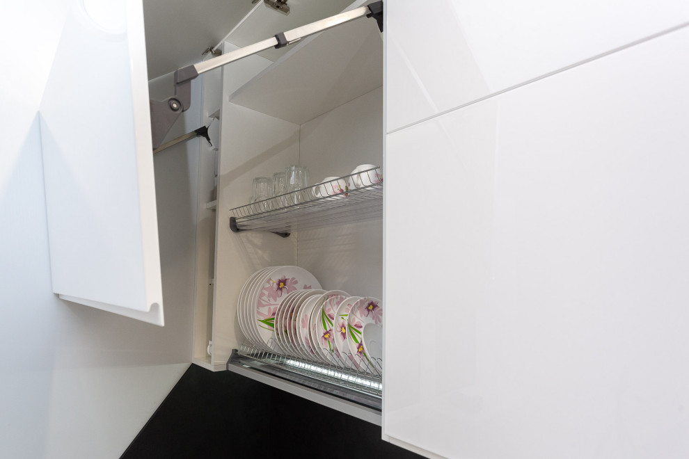 Черно-белая современная кухня