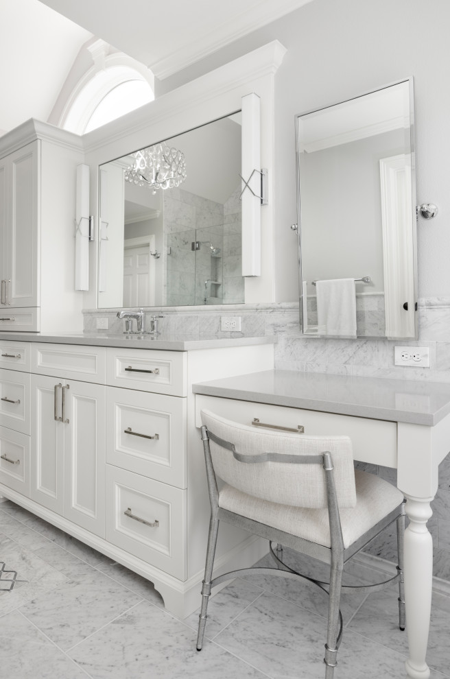 Bild på ett stort vintage grå grått en-suite badrum, med luckor med profilerade fronter, vita skåp, ett fristående badkar, en dubbeldusch, vit kakel, marmorkakel, marmorgolv, ett undermonterad handfat, bänkskiva i kvarts, vitt golv och dusch med gångjärnsdörr