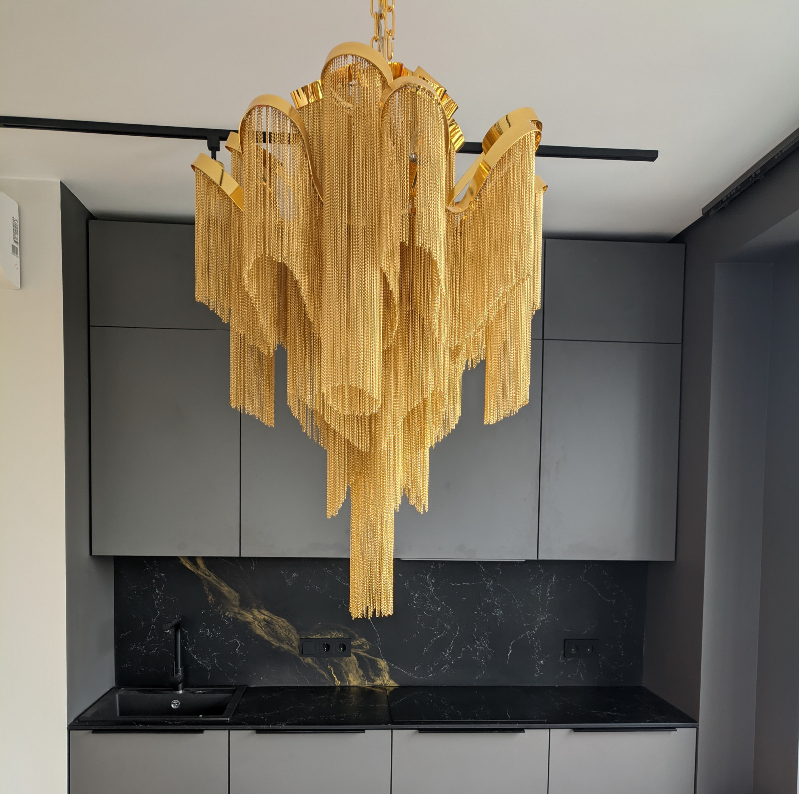 Кухонная столешница черная с белыми венами