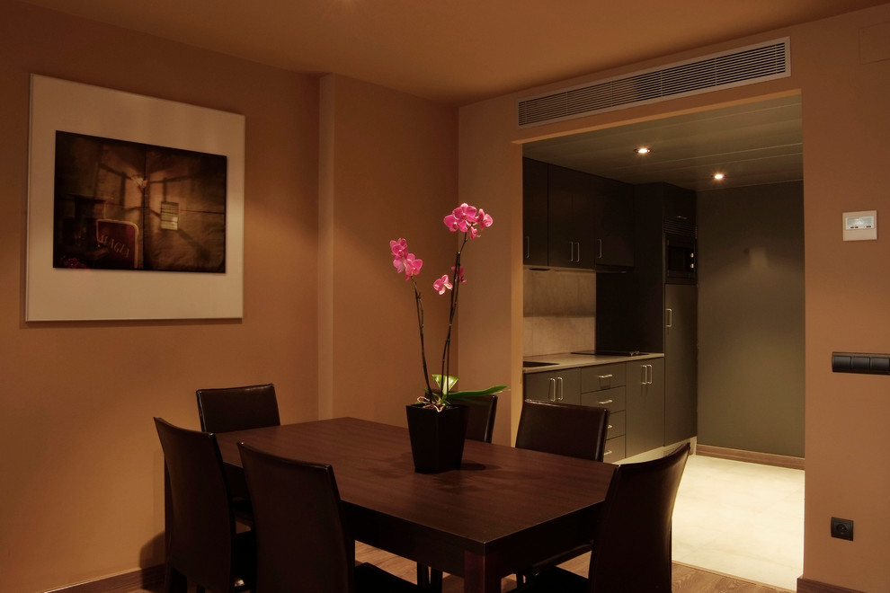 Modelo de comedor de cocina clásico renovado de tamaño medio sin chimenea con paredes multicolor y suelo de madera oscura