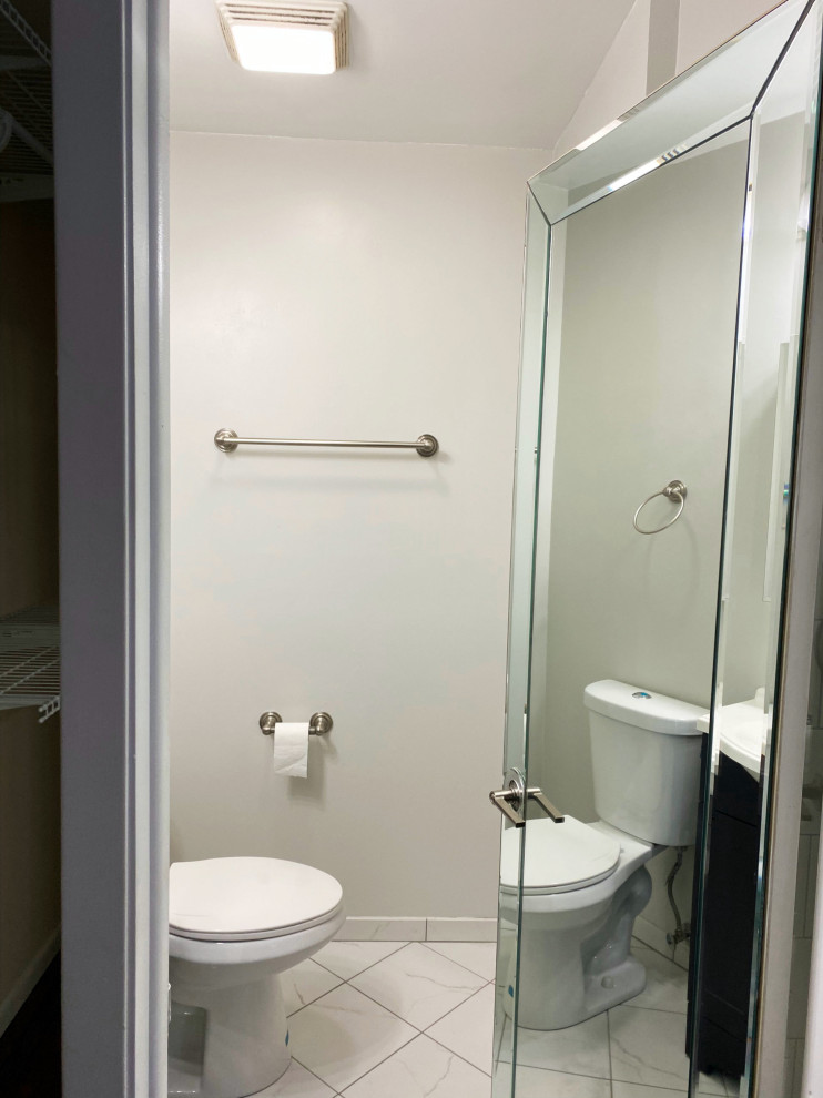 Свежая идея для дизайна: маленькая главная ванная комната в стиле неоклассика (современная классика) с плоскими фасадами, коричневыми фасадами, душем без бортиков, раздельным унитазом, белой плиткой, керамогранитной плиткой, белыми стенами, полом из винила, врезной раковиной, столешницей из кварцита, серым полом, душем с распашными дверями, белой столешницей, сиденьем для душа, тумбой под две раковины и подвесной тумбой для на участке и в саду - отличное фото интерьера