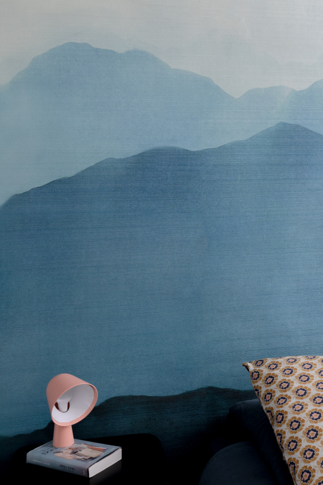 Mittelgroßes Shabby-Style Hauptschlafzimmer ohne Kamin mit blauer Wandfarbe, hellem Holzboden, beigem Boden und Tapetenwänden in Paris