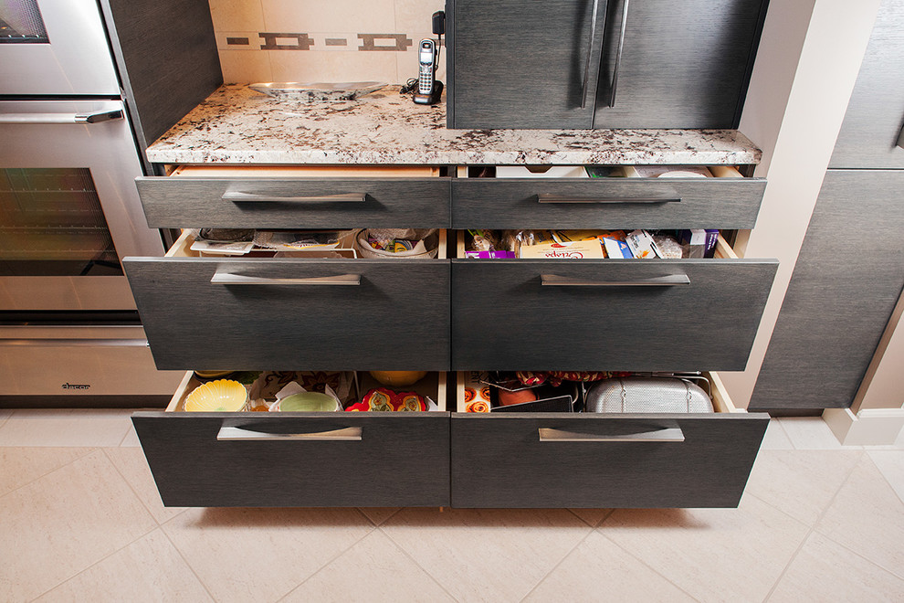 Transitional home design photo in Vancouver