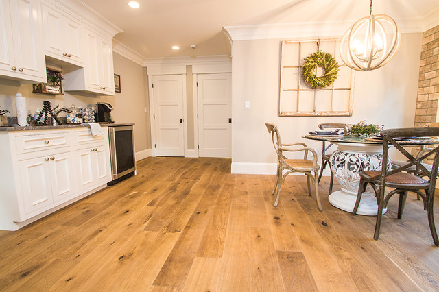 Quaint Kitchen & Living Room with Sierra Wide Planking Flooring by Sawyer Mason lantlig-matplats