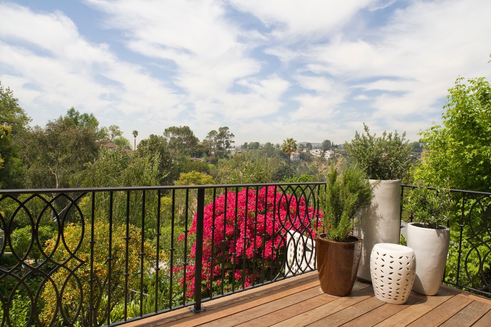 Transitional deck photo in Los Angeles