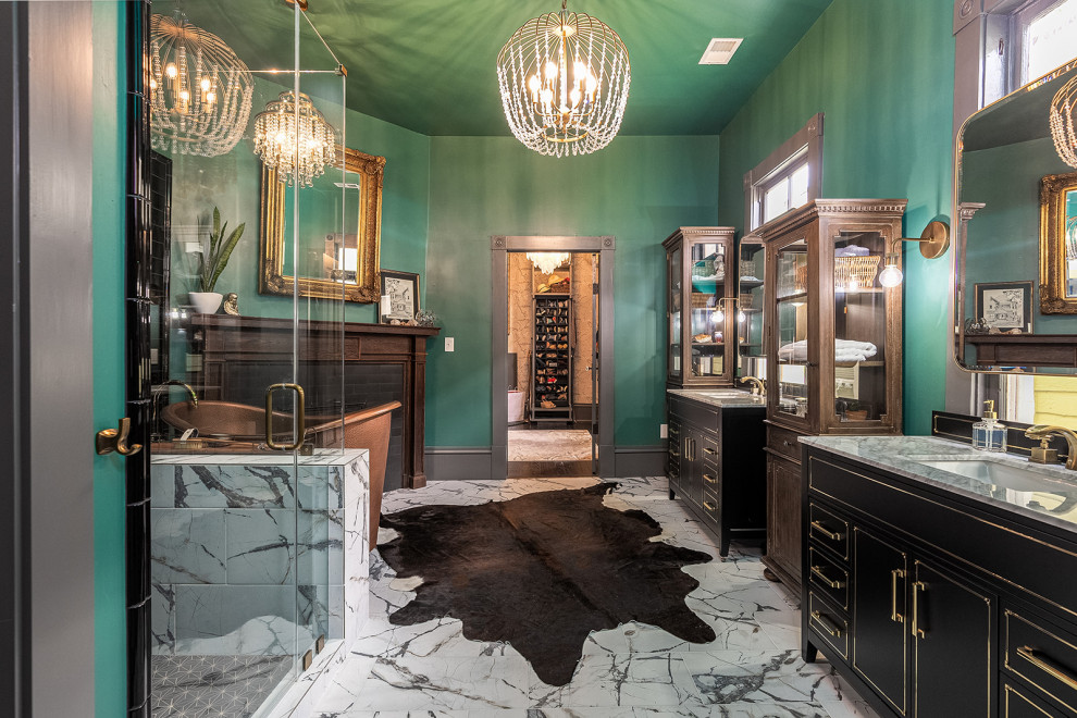 Пример оригинального дизайна: главная ванная комната в викторианском стиле с черными фасадами, отдельно стоящей ванной, двойным душем, раздельным унитазом, черно-белой плиткой, керамической плиткой, зелеными стенами, полом из керамической плитки, врезной раковиной, мраморной столешницей, душем с распашными дверями, белой столешницей, нишей, тумбой под две раковины, напольной тумбой и панелями на стенах