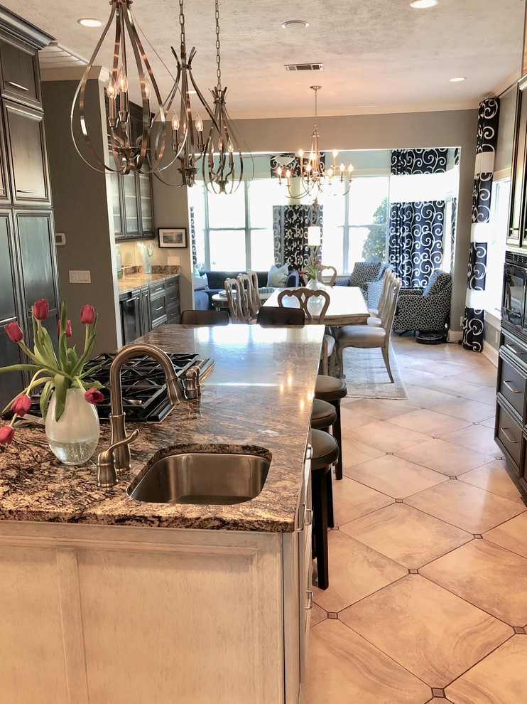 Example of a transitional home design design in Jackson