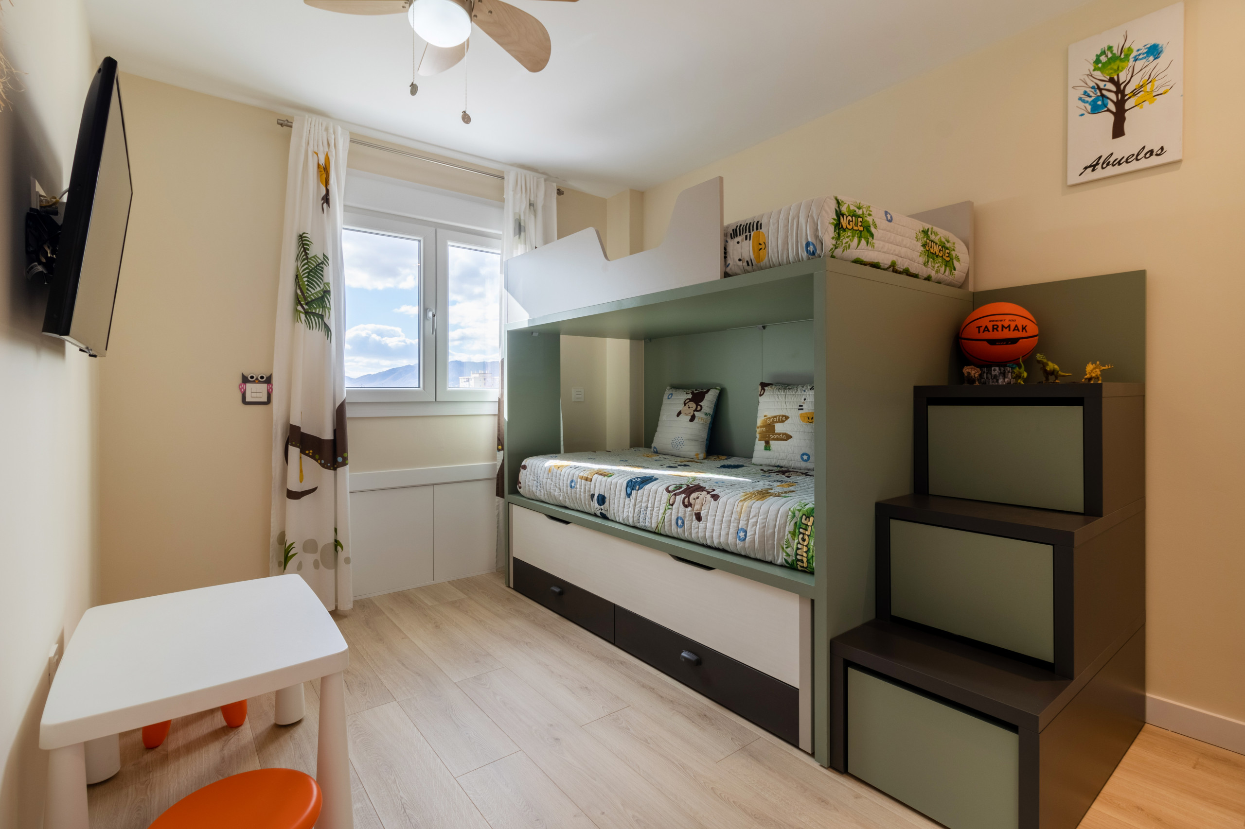 Dormitorio infantil con litera de cama compacta