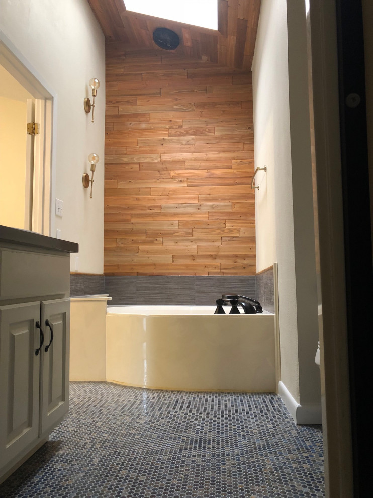 Пример оригинального дизайна: главная ванная комната с ванной в нише, серой плиткой, керамической плиткой, белыми стенами, полом из керамической плитки, синим полом, встроенной тумбой, деревянным потолком и деревянными стенами