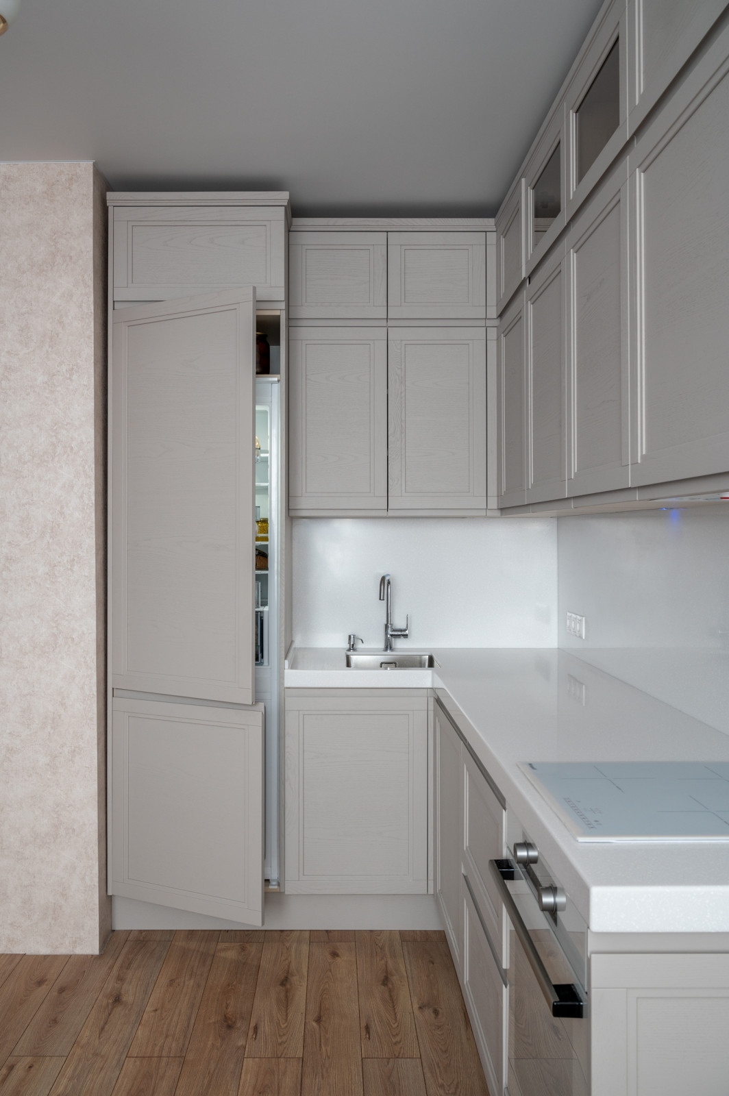 Кухня из массива с интегрированной ручкой